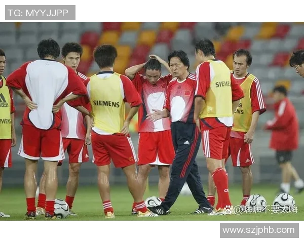 足球巨星挑战素人单挑场面火爆，实力差距悬殊引发热议